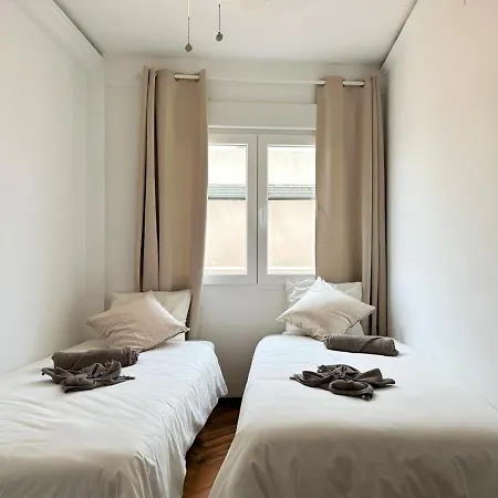 Your Sunny & Spacious Portview Apartment